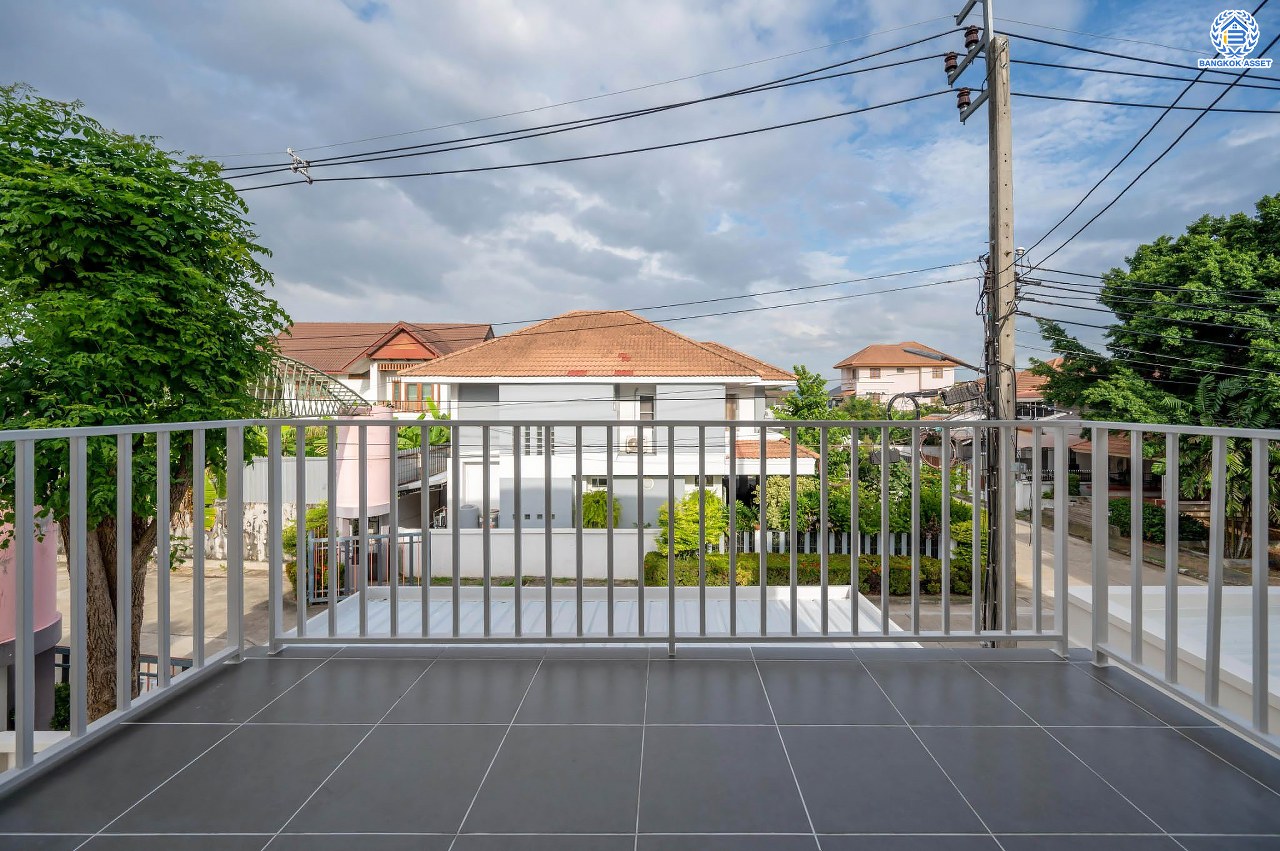 บ้านมือสองตกแต่งใหม่ โครงการ มณธานี บางแค บ้านเดี่ยว 3 ชั้นหลังมุม ดีไซน์หรูหรา เนื้อที่กว้าง 65.6 ตร.ว. พื้นที่ใช้สอย 240 ตร.ม. ฟังก์ชัน 5 ห้องนอน 4 ห้องน้ำ 2 ที่จอดรถ ฟังก์ชันครบตอบทุกไลฟ์สไตล์ บนทำเลศักยภาพ เชื่อมต่อถนนกาญจนาภิเษก ใกล้เดอะมอลล์บางแค ใกล้รถไฟฟ้าสายสีน้ำเงิน "สถานีหลักสอง" และจุดขึ้นทางด่วน "กาญจนาภิเษก"